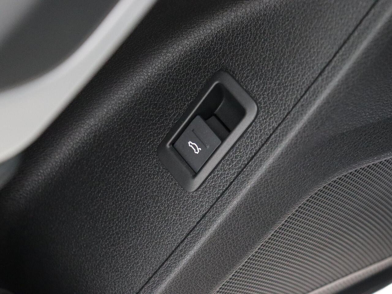 Audi Q3 Sportback 35 TFSI S Edition Competition S-Line (Elek. Trekhaak / Pano / ACC / Navi / Carplay)