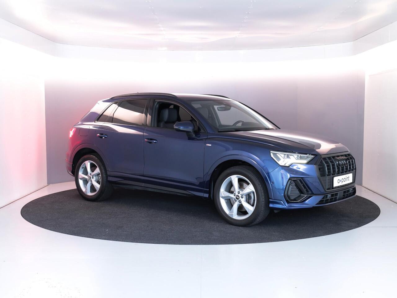 Audi Q3 45 TFSI e S edition 245 pk S-tronic | Navigatie | Parkeersensoren (Park assist) | Achteruitrijcamera | Adaptieve cruise control | Lederen bekleding | Elektr. voorstoelen | S-Line |