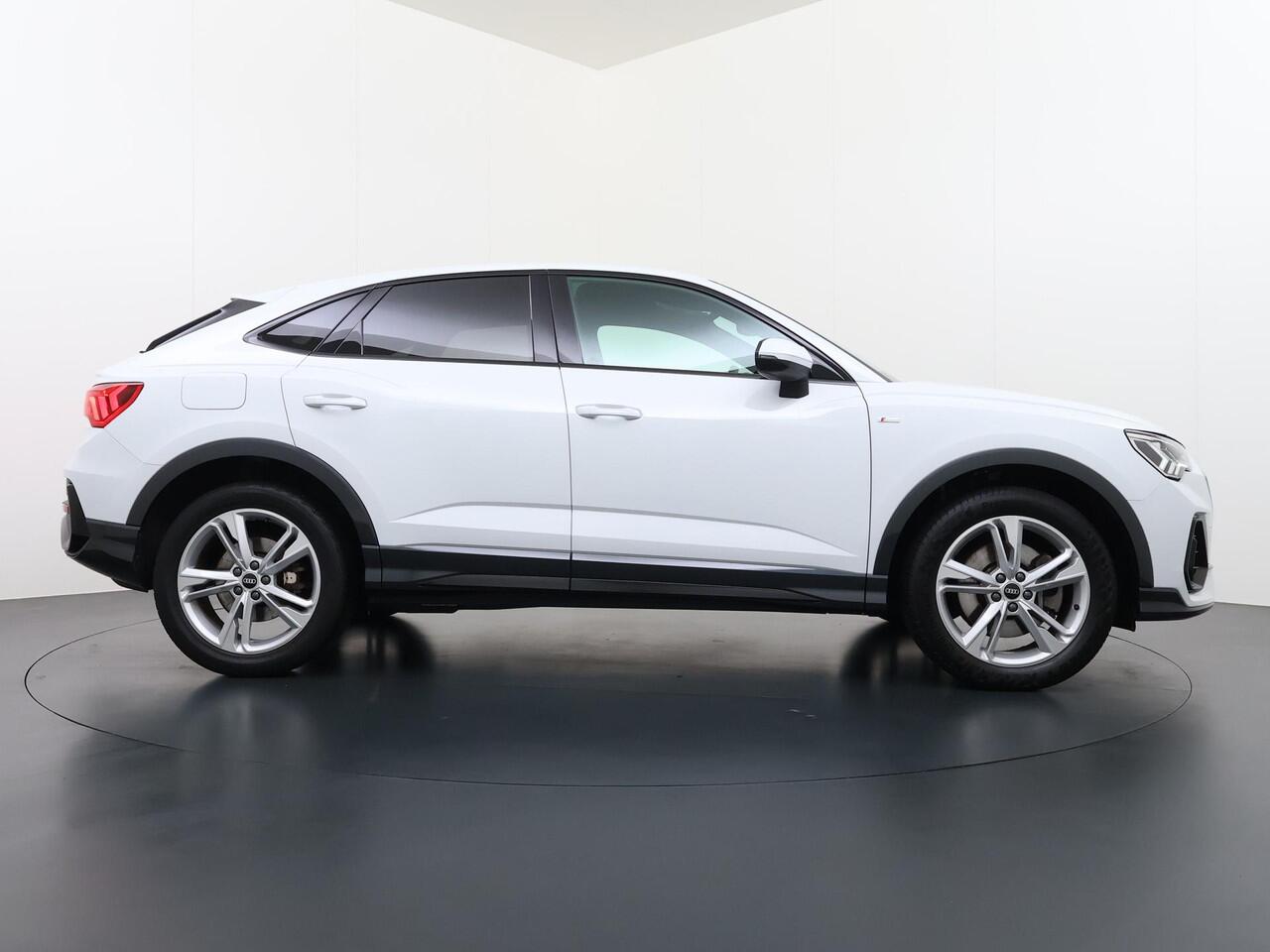 Audi Q3 Sportback 45 TFSI e S Edition VAN: ¤36.900,- VOOR: ¤31.877,- UW EINDEJAARSVOORDEEL: ¤5.023,- | PLUG IN HYBRIDE||2x S-LINE BINNEN + BUITEN| ADAPTIVE CRUISE| DODE HOEK | ELEK. TREKHAAK| DIG. DASH|