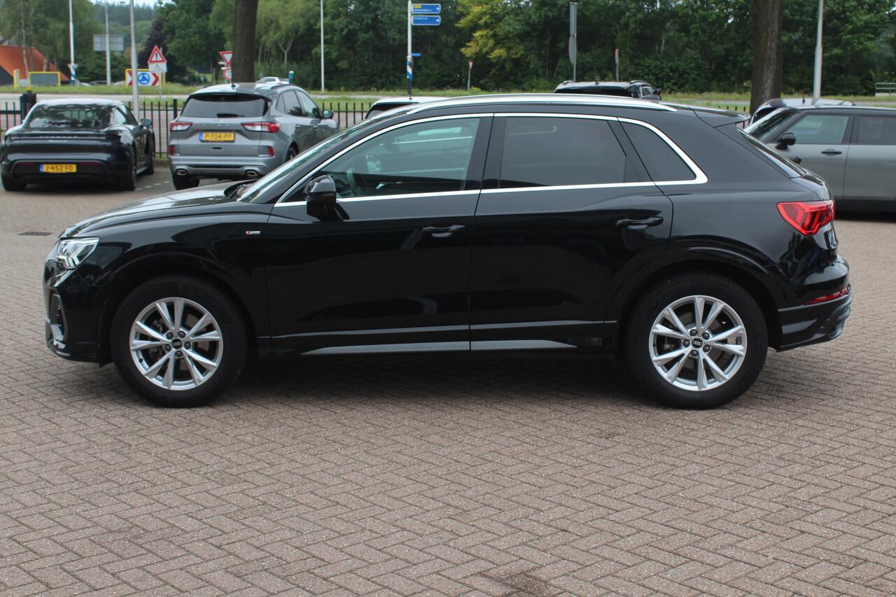 Audi Q3 35 TFSI S edition / Trekhaak / Camera / Leder&Alcantara / 18'' / Navigatie / Dodehoek / Stoelverwarming / Sportonderstel / Virtual Cockpit / Cruise Control