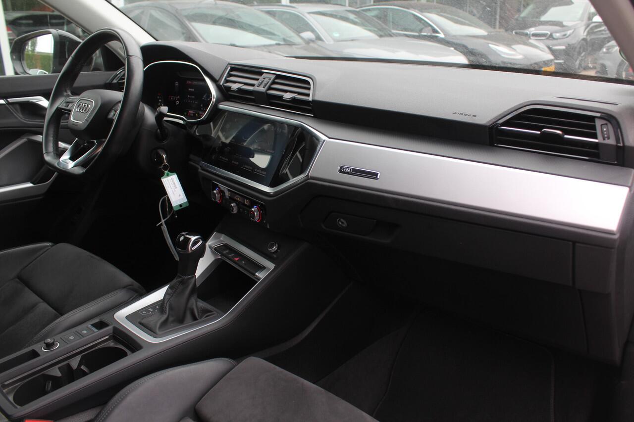 Audi Q3 35 TFSI S edition / Trekhaak / Camera / Leder&Alcantara / 18'' / Navigatie / Dodehoek / Stoelverwarming / Sportonderstel / Virtual Cockpit / Cruise Control