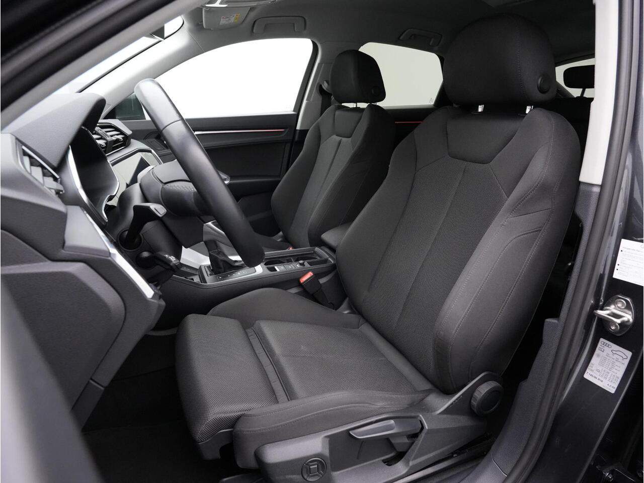 Audi Q3 Sportback 35 TFSI 150 pk S-tronic S-Line | Stoelverwarming | Navigatie | Parkeersensoren voor/achter