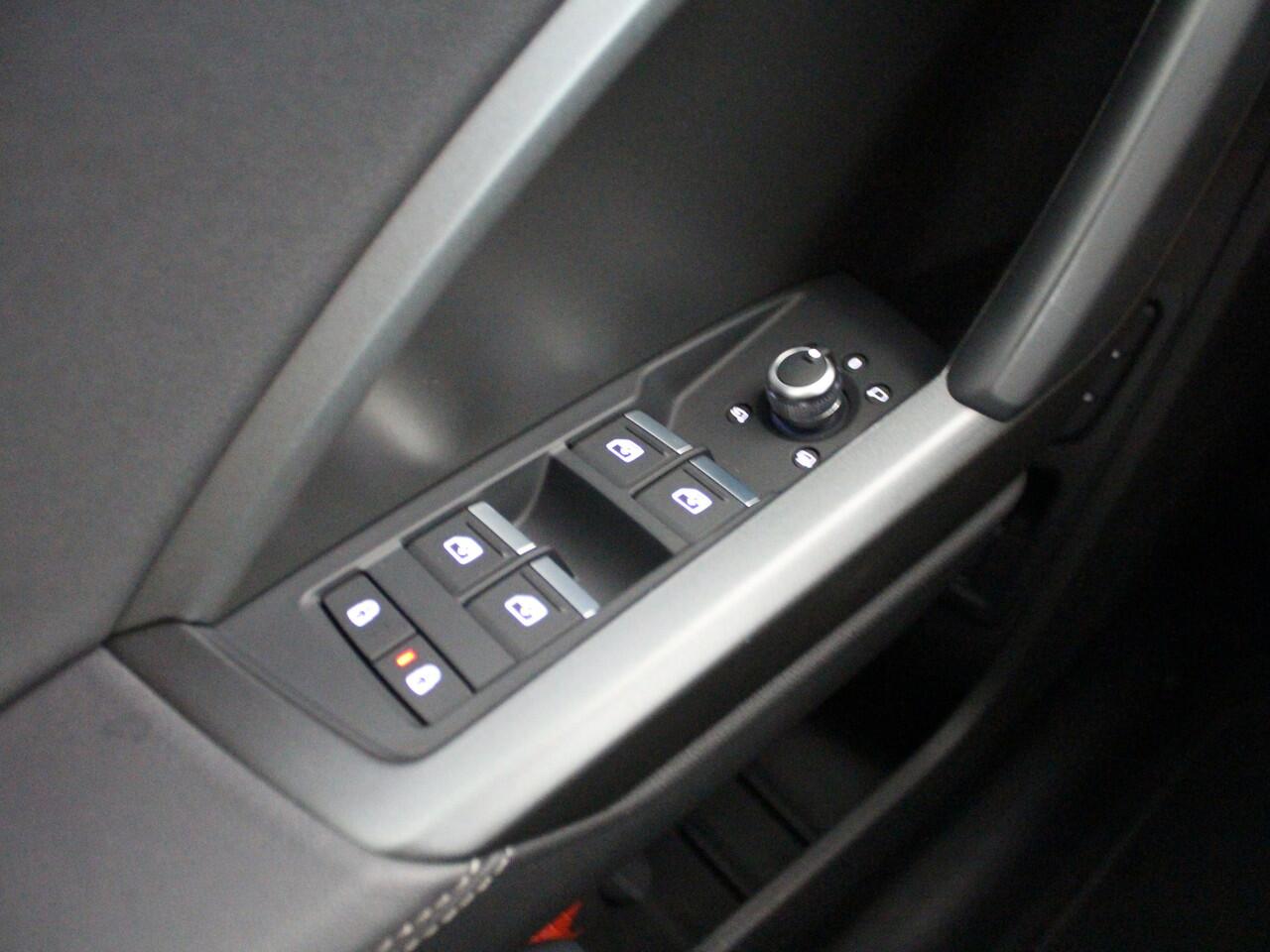 Audi Q3 35 TFSI S edition | Navi | Camera | Stoelverwarming |*