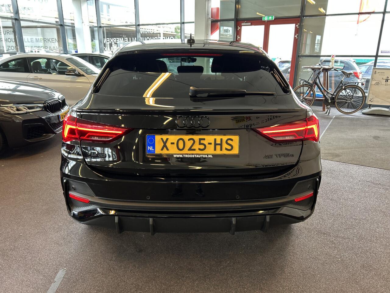 Audi Q3 Sportback 45 TFSI e S Edition S-line 2x/Black line/Matrix/Trekhaak/20" velgen/Rijstrook sensor/Elektrische achterklep/Apple car play/Digi dash/Lederen bekleding/Sfeerverlichting/Sportstoelen/Climate control/Snelheidsbegrenzer/Keyless/Spiegel en stoelverwa