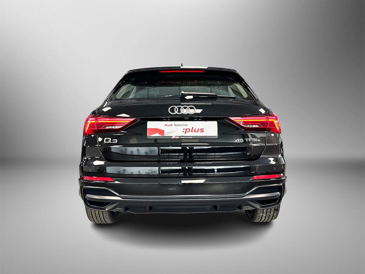 Audi Q3 45 245pk TFSIe S edition Stoelverwarming | Parkeersensoren voor en achter | Achteruitrijcamera