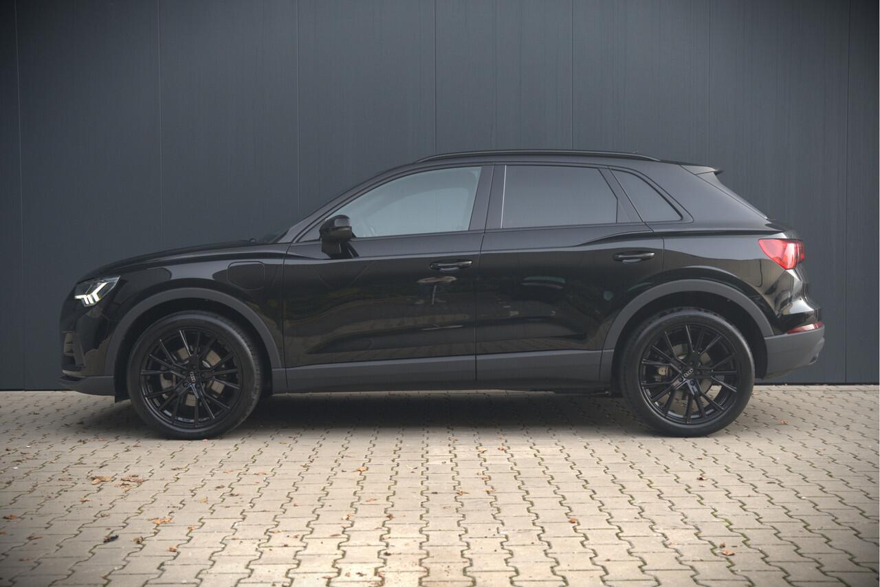 Audi Q3 45 TFSI e Advanced edition | Navigatie | Keyless | Stoelverwarming | Camera | Stuurverwarming | Parkeersensoren | Black Edition | Adaptive Cruise Control | DAB | Navigatie | Ambiance Verlichting | Digital Dash | LED |