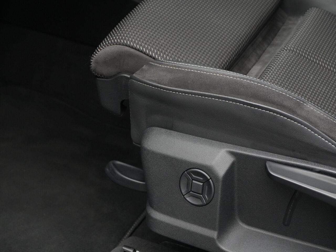 Audi Q3 Sportback 45 TFSI e 245 pk S-tronic S Edition | Sportstoelen | Stoelverwarming | Trekhaak | LED | Achteruitrijcamera | Adaptive Cruise | 19 inch