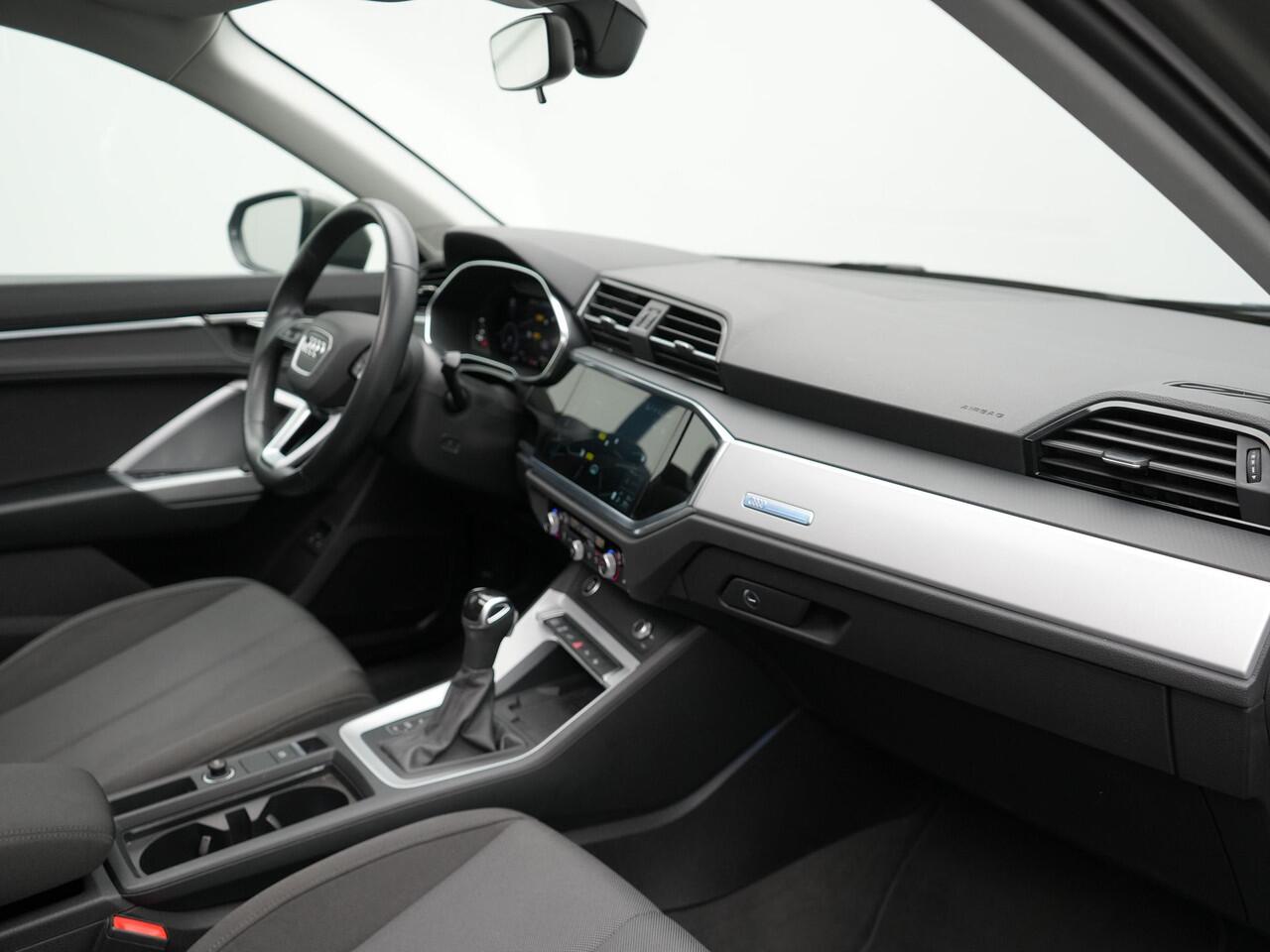 Audi Q3 45 TFSI e S Line Plug In Hybrid 245pk Dealer O.H PHEV | Trekhaak Af Fabriek | Panodak | Adaptive Cruise | Sportstoelen Verwarmd | Apple Carplay | Keyless | Navigatie | Virtual | DAB |