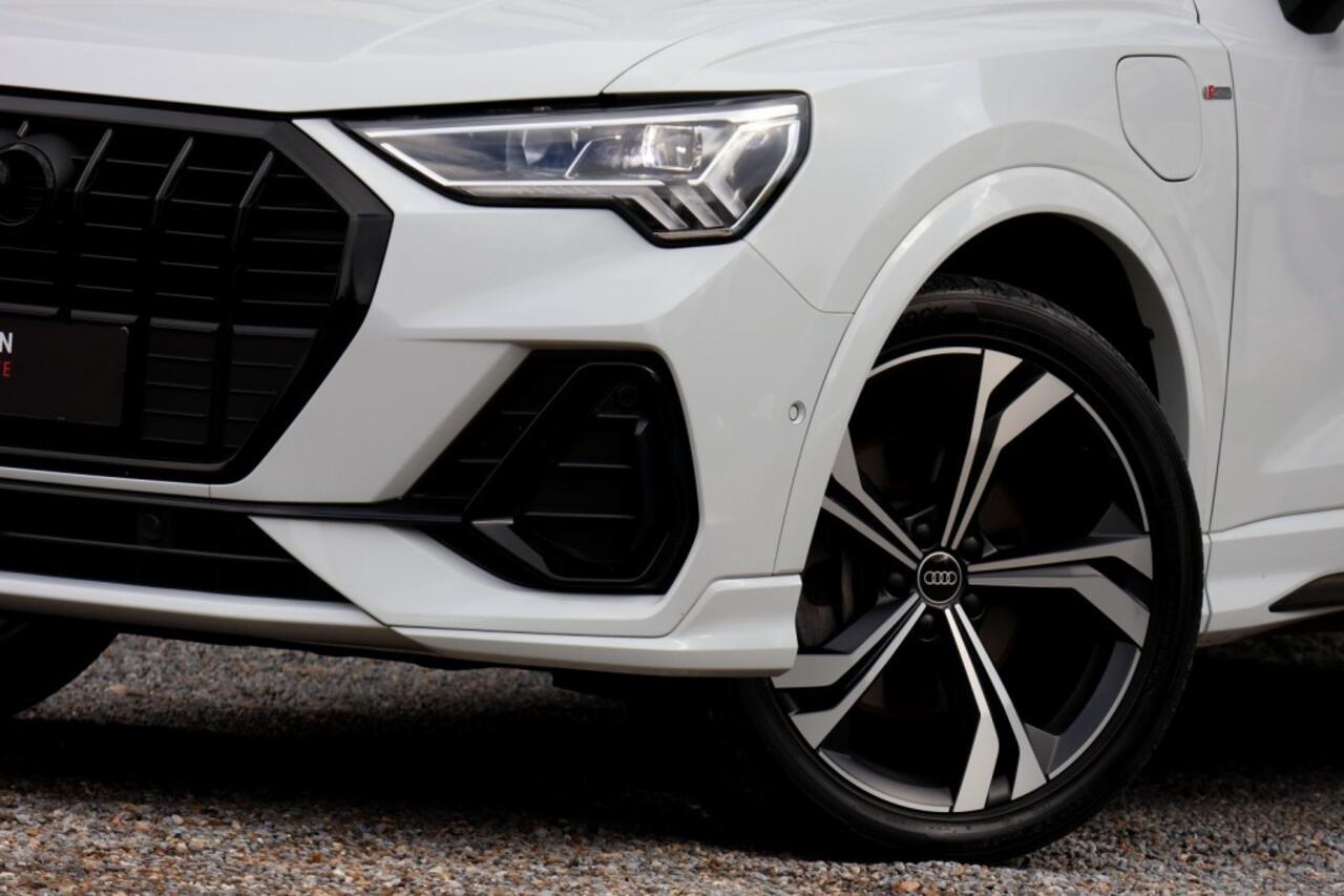 Audi Q3 45 TFSI e S-Line - 245 pk **Pano / Trekhaak / Sonos / Carbon