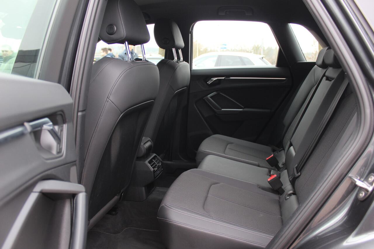 Audi Q3 35 TFSI Pro Line 3x S-Line / Navigatie / Half leder / 18'' / LED Koplampen / Parkeerhulp achter / Stoelverwarming / Cruise Control