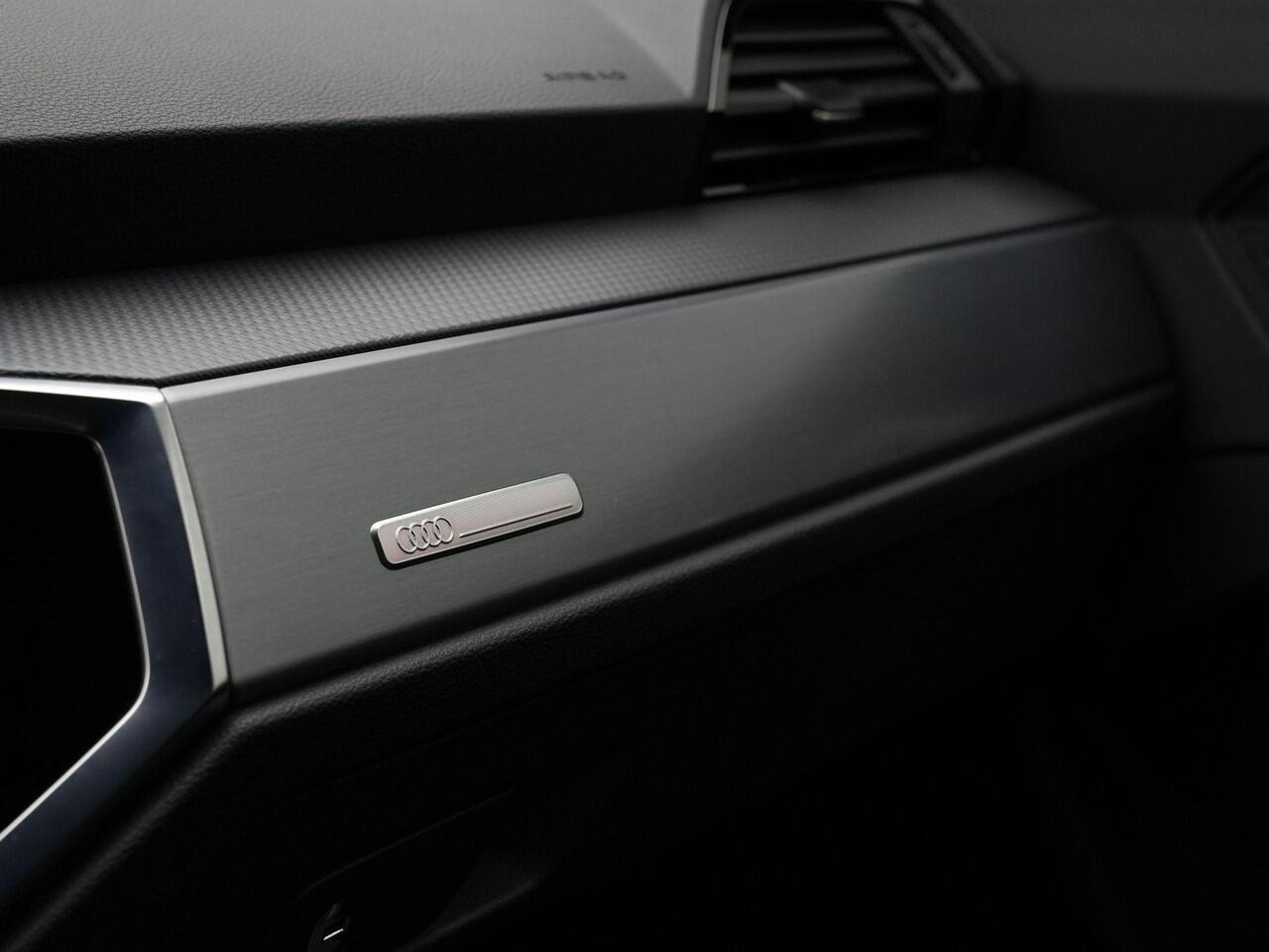 Audi Q3 Sportback 35 TFSI 150 pk S-tronic S-Line | Panoramadak | Trekhaak | Stoelverwarming | Adaptive Cruise | Navigatie