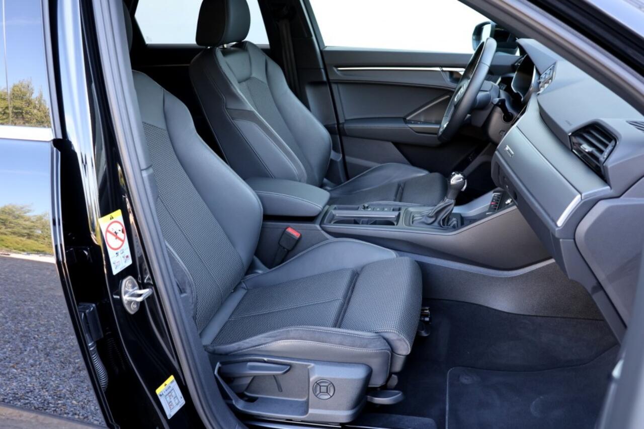 Audi Q3 45 TFSIe S-Line - 245 pk **Camera / Trekhaak / Navi