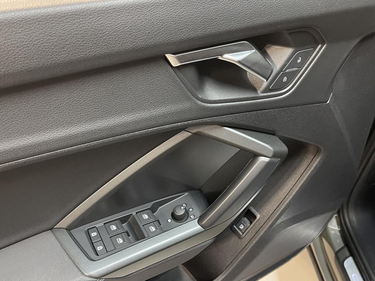 Audi Q3 45 TFSI e S edition 20"/Panoramadak/Dodehoek/Stoelverwarming/PDC v+a/MATRIX LED/Virtual cockpit/Navigatie/Apple Carplay & Android Auto