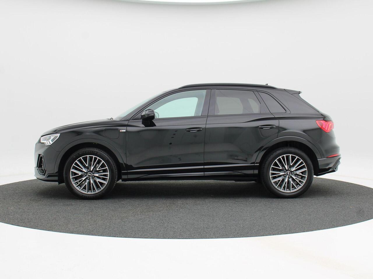 Audi Q3 45 TFSi e 245 Pk Automaat S-Line | Virtual Cockpit | Adaptive Cruise | Camera | Alcantara Leder | Elektrische Achterklep | Privacy Glass | 19 Inch | 45.521 Km