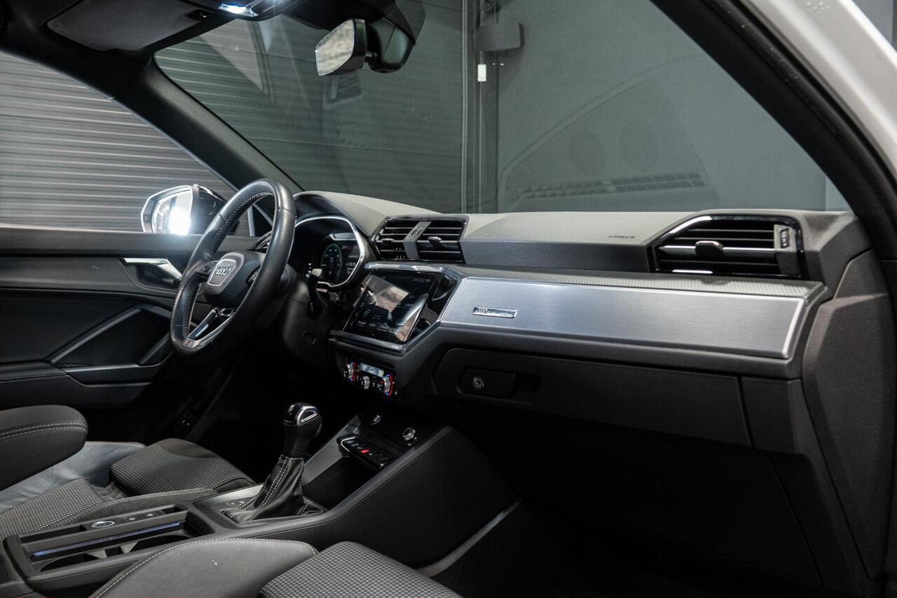 Audi Q3 45 TFSI e S edition *Sportstoelen / ACC / Business-pakket / Lane-assist / Stoelverwarming*