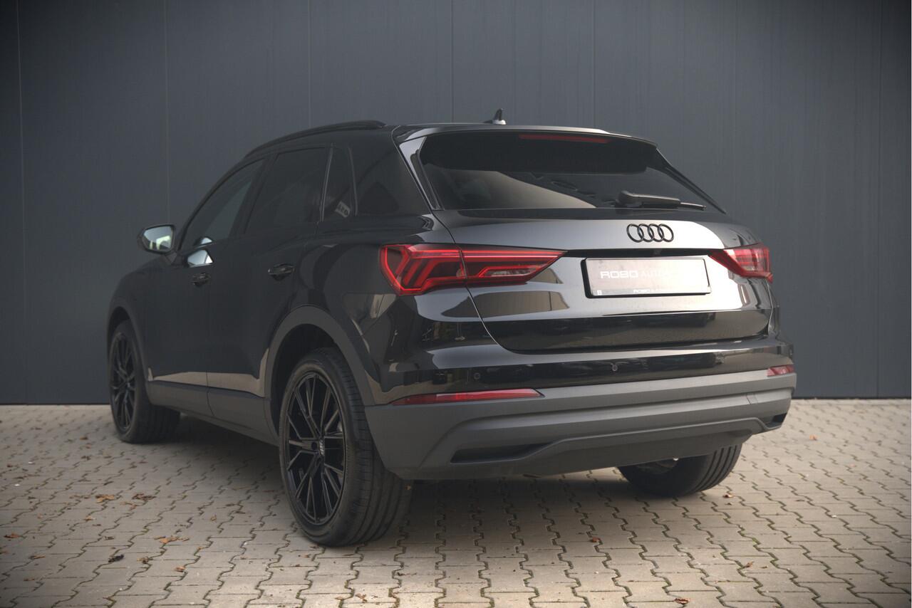 Audi Q3 45 TFSI e Advanced edition | Navigatie | Keyless | Stoelverwarming | Camera | Stuurverwarming | Parkeersensoren | Black Edition | Adaptive Cruise Control | DAB | Navigatie | Ambiance Verlichting | Digital Dash | LED |