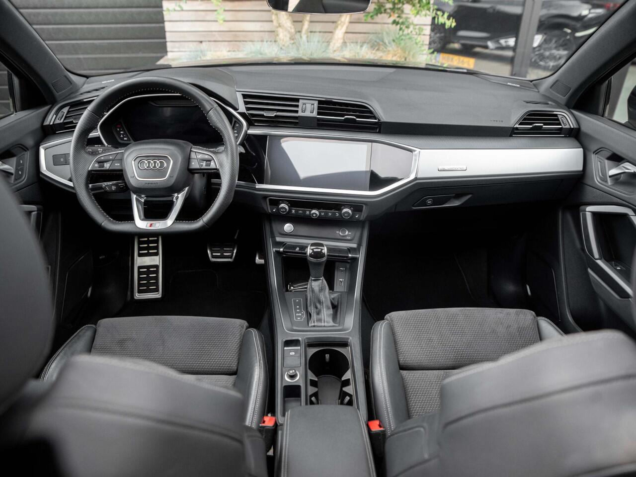 Audi Q3 40 TFSI quattro / 3x S-Line / Wegklapbare Trekhaak / Panoramadak / Bang & Olufsen / Virtual Cockpit / Matrix Verlichting / Keyless / 20" LMV