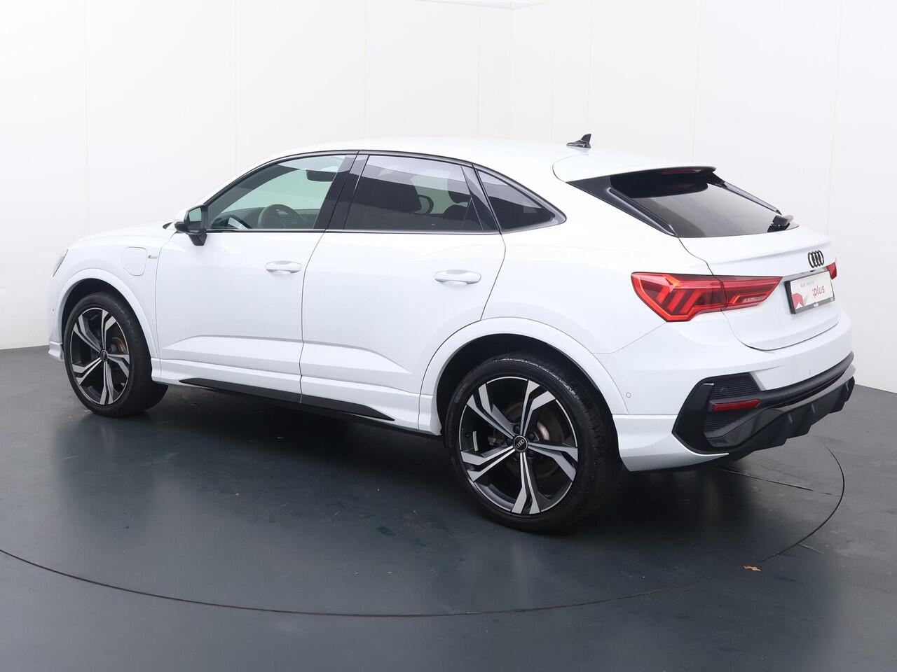 Audi Q3 Sportback 45 TFSI e S Edition | 245 PK | SoH 91% | Adaptive cruise control | Navigatiesysteem | Voorstoelen verwarmd | S line | 20" LM velgen |