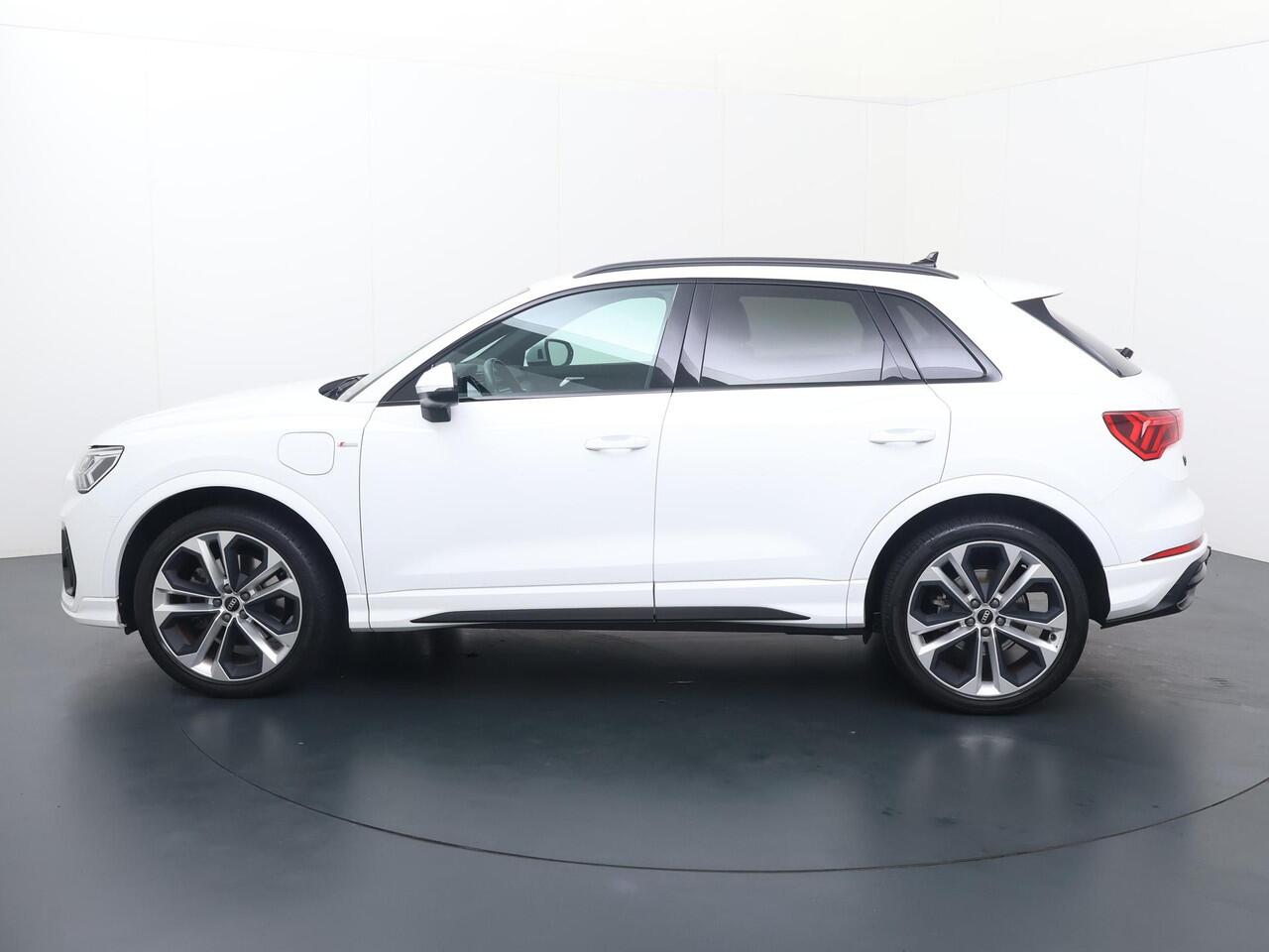 Audi Q3 45 TFSI e S edition | 245 PK | Soh 97% | Stoelverwarming | Trekhaak | Achteruitrij camera |