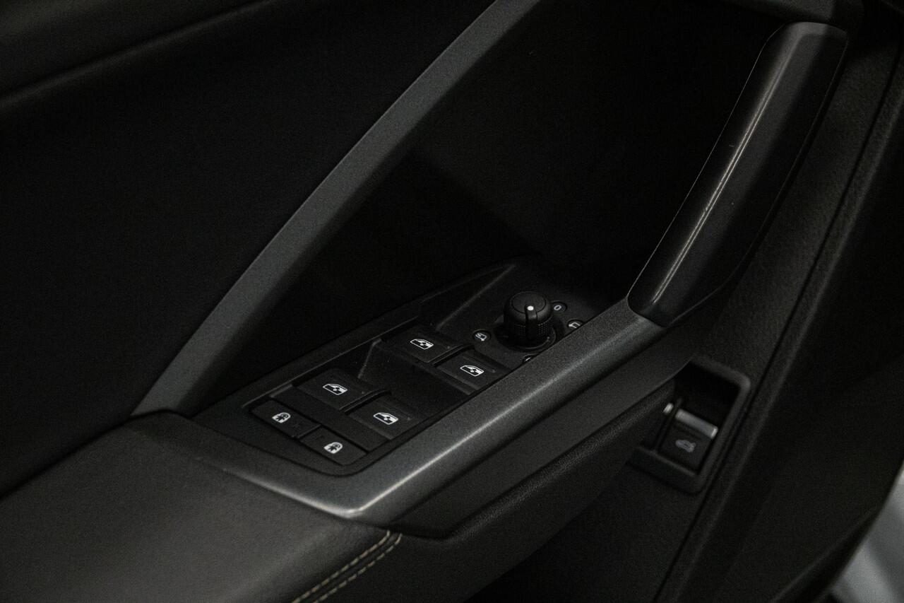 Audi Q3 45 TFSI e S edition *Sportstoelen / ACC / Business-pakket / Lane-assist / Stoelverwarming*