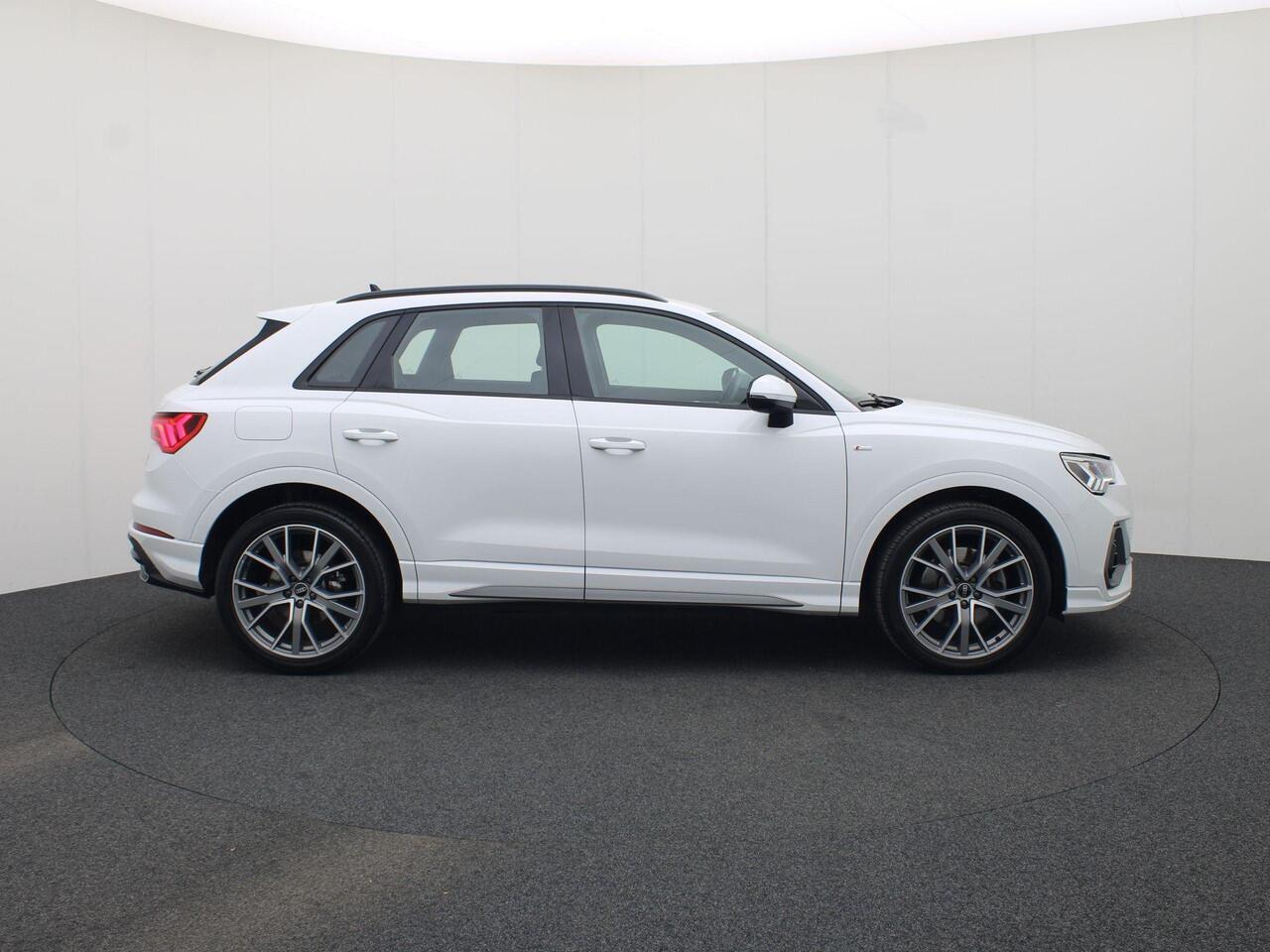 Audi Q3 40 TFSI 190pk quattro S Line · Apple/Android Car Play · Leder/stof · Camera + Parkeersensoren · Garantie t/m 28-01-2026 of 100000