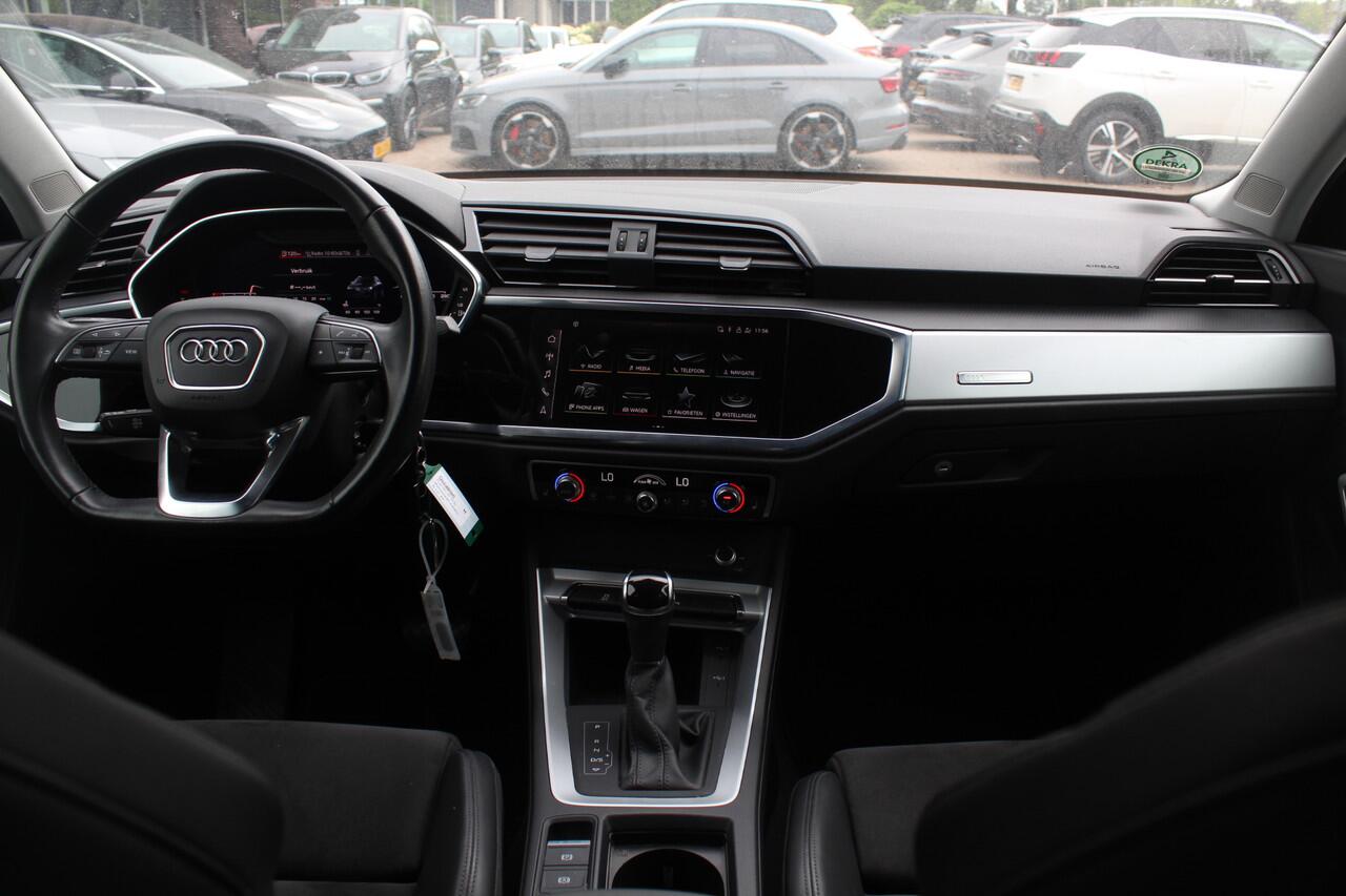 Audi Q3 35 TFSI S edition / Trekhaak / Camera / Leder&Alcantara / 18'' / Navigatie / Dodehoek / Stoelverwarming / Sportonderstel / Virtual Cockpit / Cruise Control