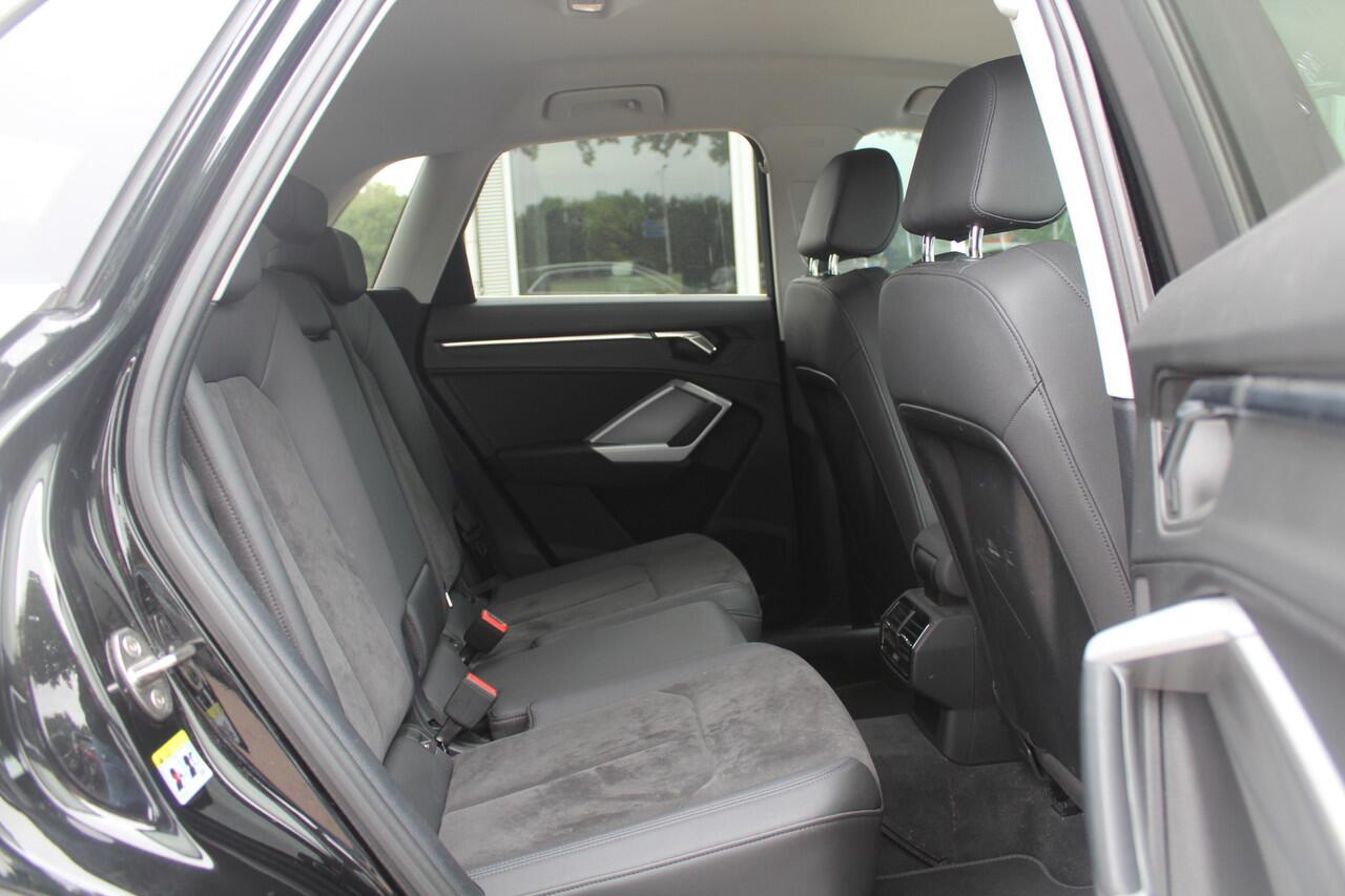 Audi Q3 35 TFSI S edition / Trekhaak / Camera / Leder&Alcantara / 18'' / Navigatie / Dodehoek / Stoelverwarming / Sportonderstel / Virtual Cockpit / Cruise Control
