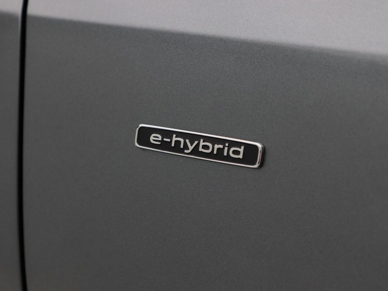 Audi Q3 e-hybrid | S edition | 272 PK | Privacyglas | 19 inch | Alcantara int. delen | Ledkoplampen Plus | Comfortsleutel |