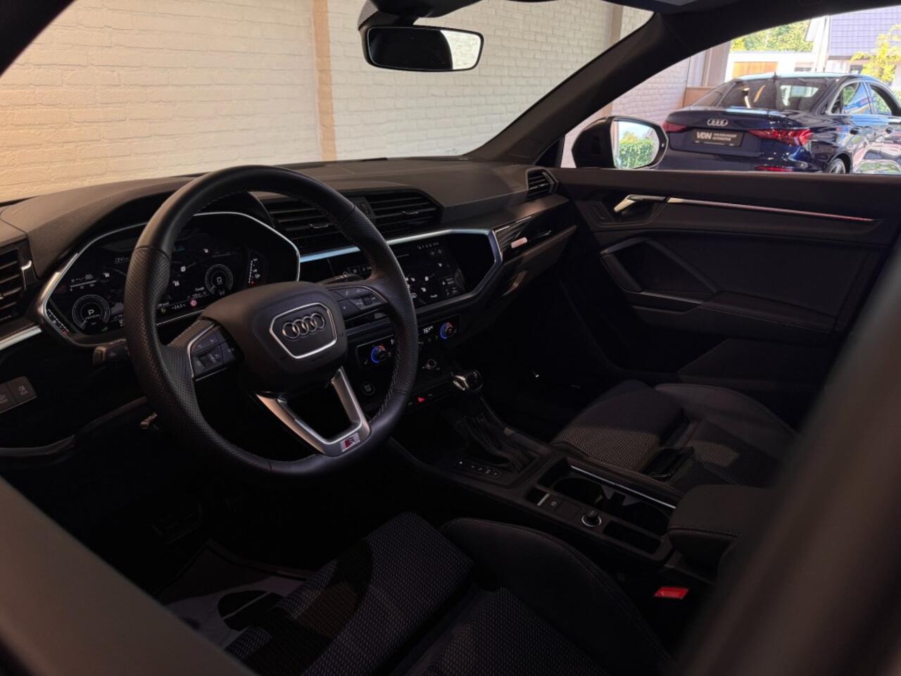 Audi Q3 45 TFSIe S-Line Black Edition Stoelv Sonos Sfeerv 19''