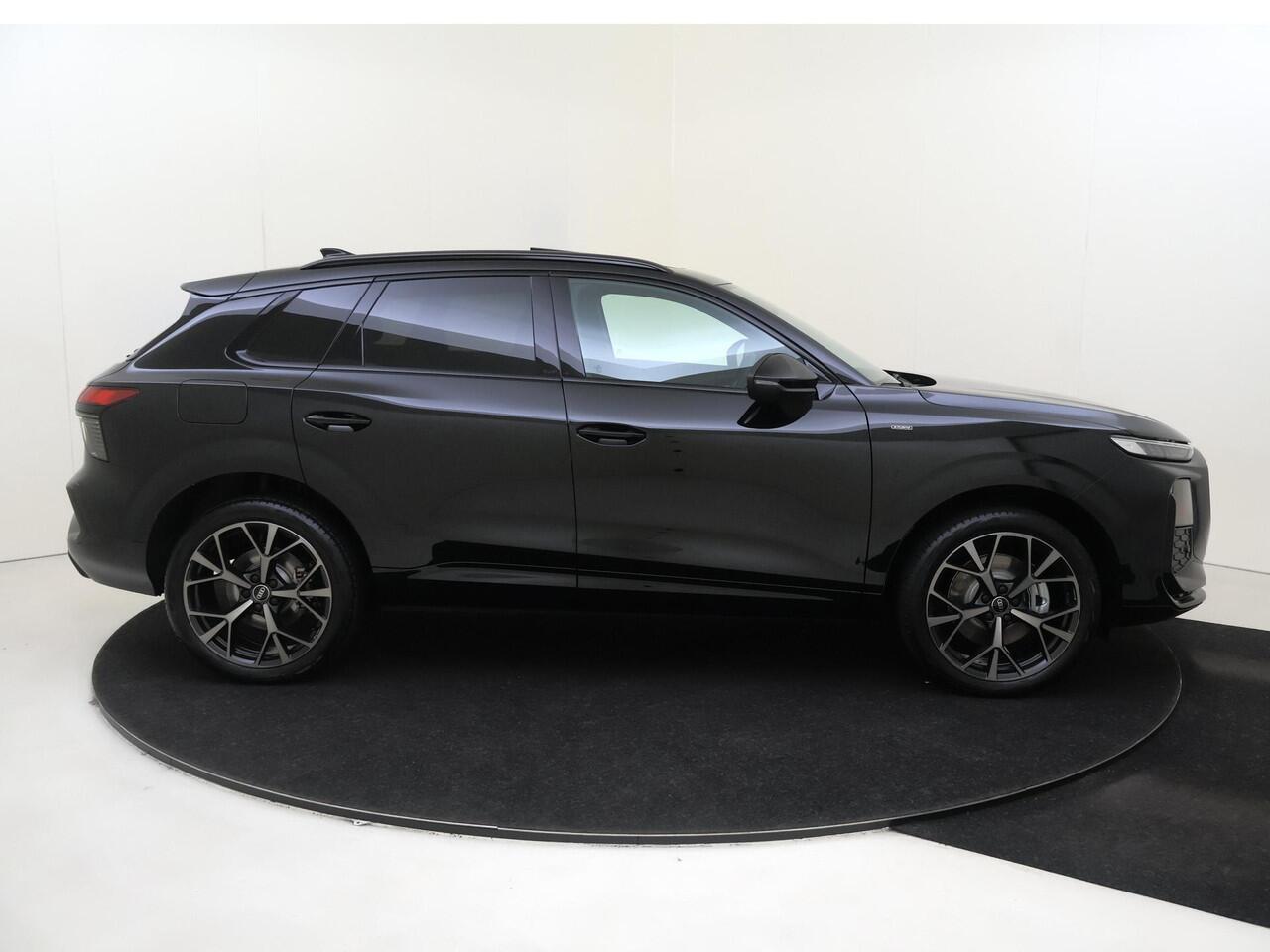 Audi Q3 1.5 200kW e-hybrid S edition | Panoramadak | Parkeerassistent Plus | Keyless | Achteruitrijcamera | Sfeerverlichting | Dodehoek detectie | Optiek zwart | Lederen bekleding |