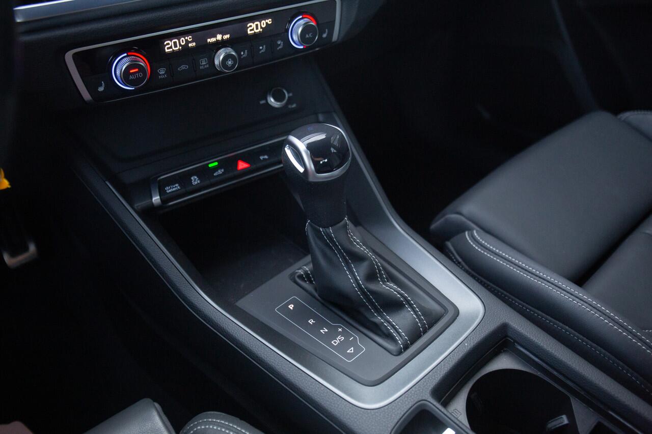 Audi Q3 45 TFSI e S edition , Trekhaak, S-Line, Achteruitrijcamera, Leder, Stoelverwarming,