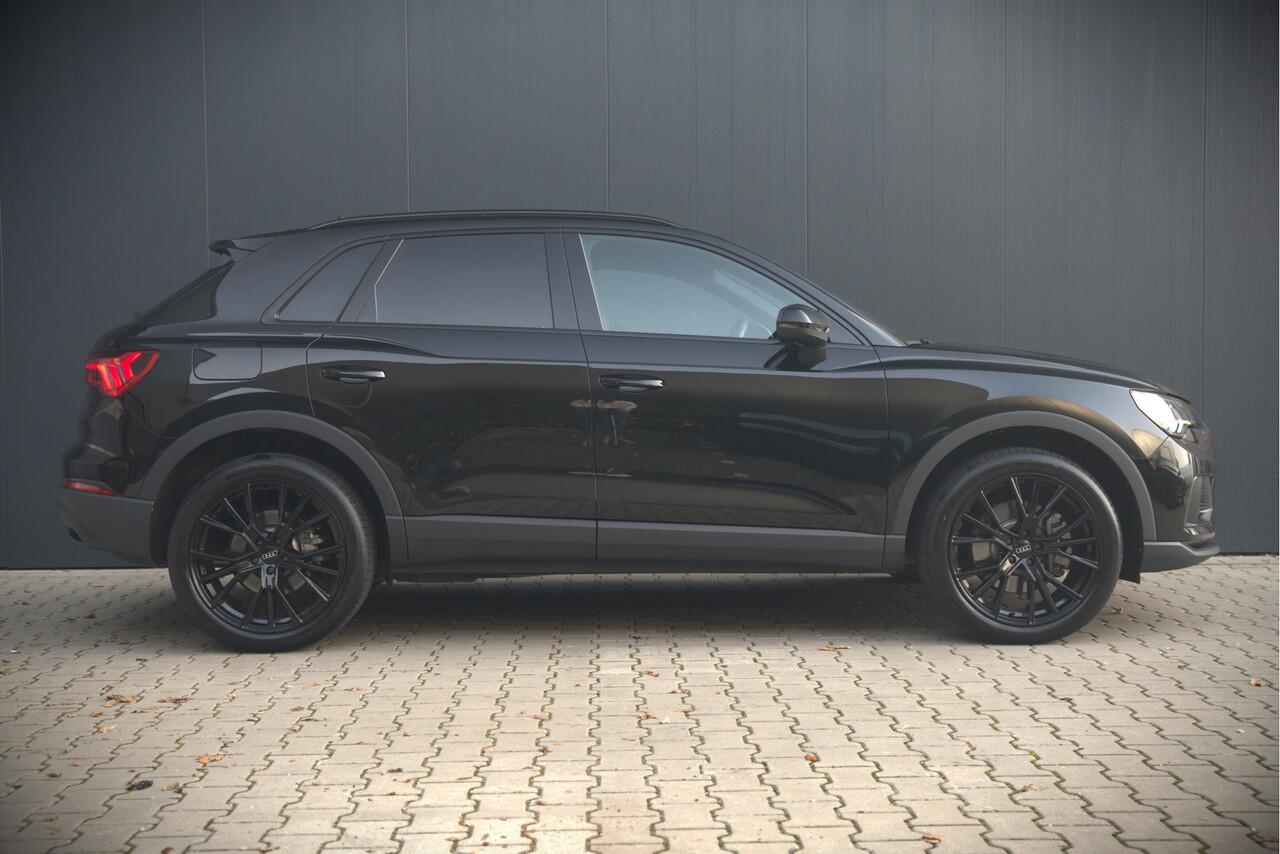 Audi Q3 45 TFSI e Advanced edition | Navigatie | Keyless | Stoelverwarming | Camera | Stuurverwarming | Parkeersensoren | Black Edition | Adaptive Cruise Control | DAB | Navigatie | Ambiance Verlichting | Digital Dash | LED |