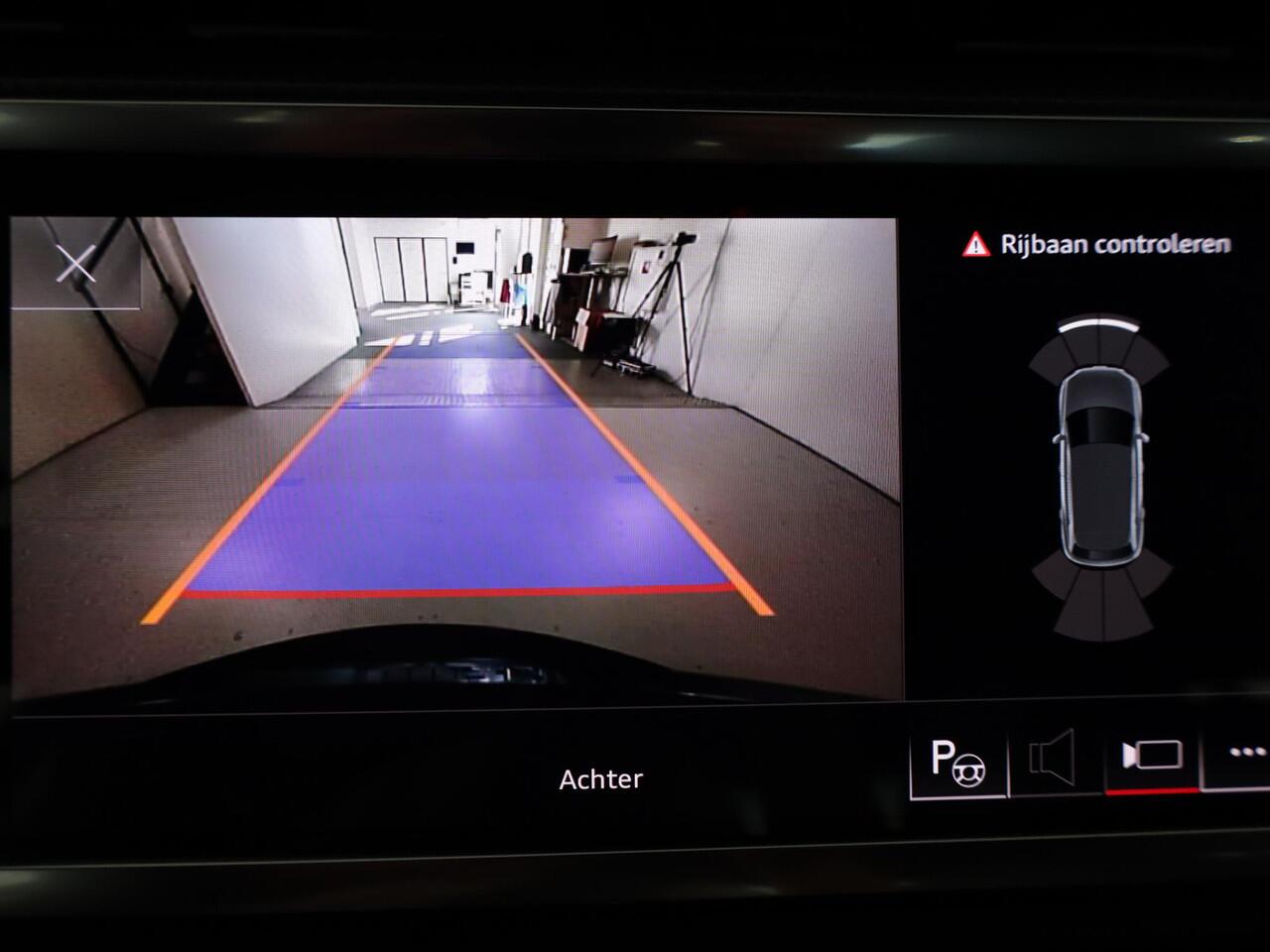 Audi Q3 45 TFSI e S edition 245 pk S-tronic | Navigatie | Parkeersensoren (Park assist) | Achteruitrijcamera | Adaptieve cruise control | Lederen bekleding | Elektr. voorstoelen | S-Line |