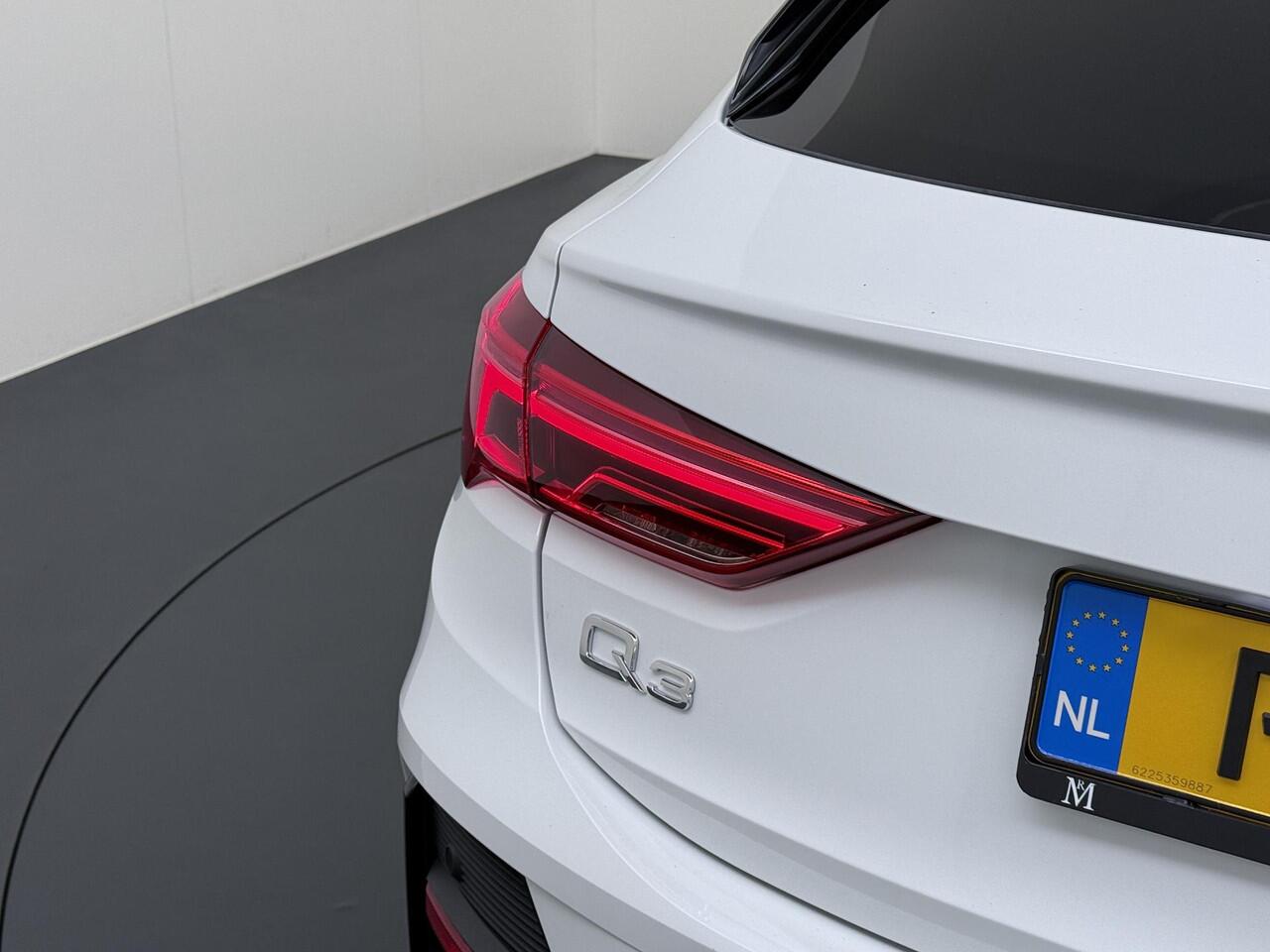 Audi Q3 Sportback 45 TFSI e S Edition VAN: ¤36.900,- VOOR: ¤31.877,- UW EINDEJAARSVOORDEEL: ¤5.023,- | PLUG IN HYBRIDE||2x S-LINE BINNEN + BUITEN| ADAPTIVE CRUISE| DODE HOEK | ELEK. TREKHAAK| DIG. DASH|