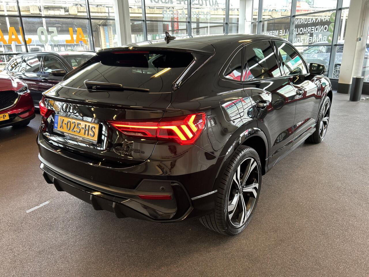 Audi Q3 Sportback 45 TFSI e S Edition S-line 2x/Black line/Matrix/Trekhaak/20" velgen/Rijstrook sensor/Elektrische achterklep/Apple car play/Digi dash/Lederen bekleding/Sfeerverlichting/Sportstoelen/Climate control/Snelheidsbegrenzer/Keyless/Spiegel en stoelverwa