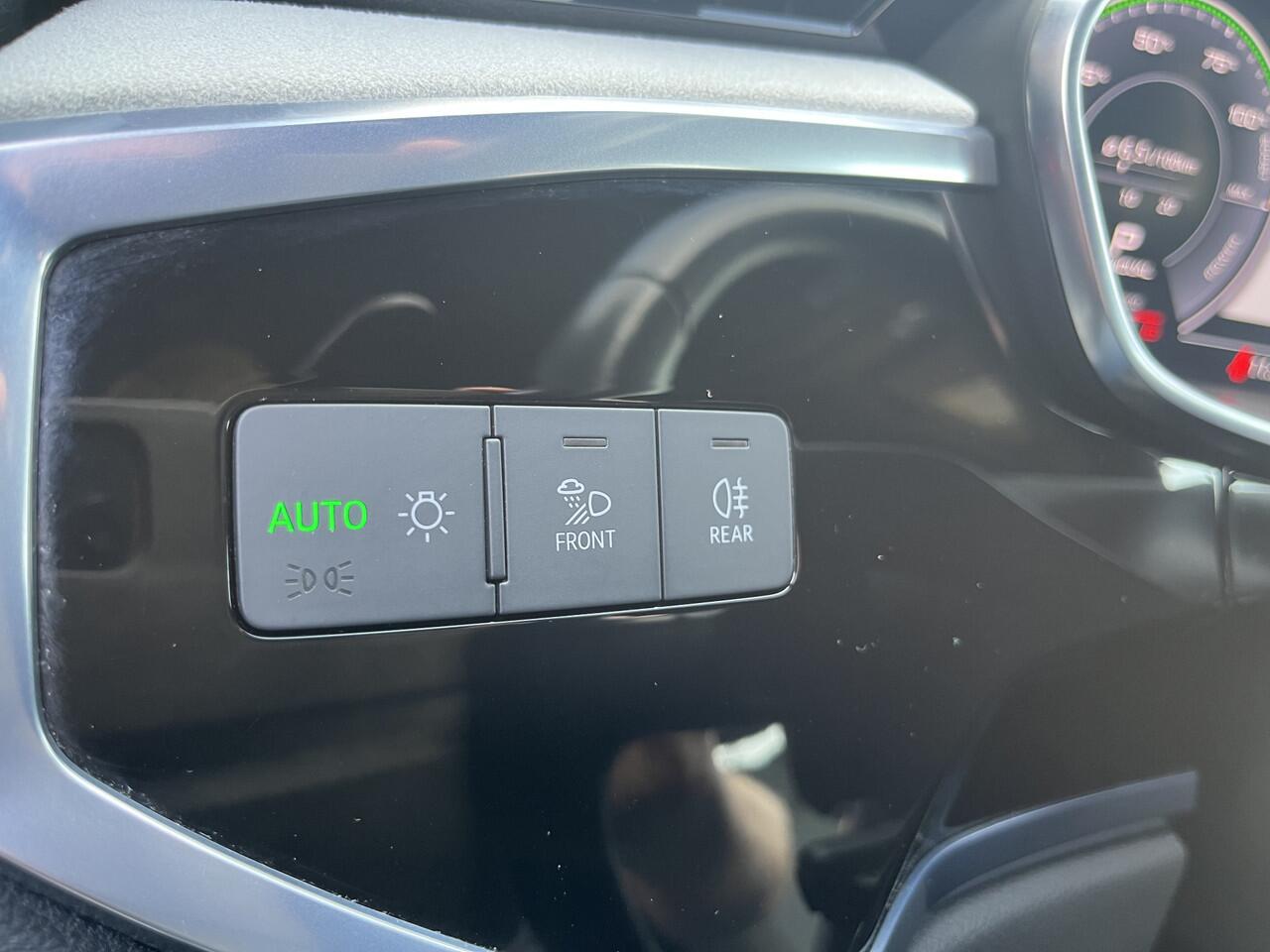 Audi Q3 45 TFSI e S edition 245PK PHEV | Matrix | Trekhaak | Zwart optiek | Leder | Stoelverwarming | Elekt. stoelen | Virtual |