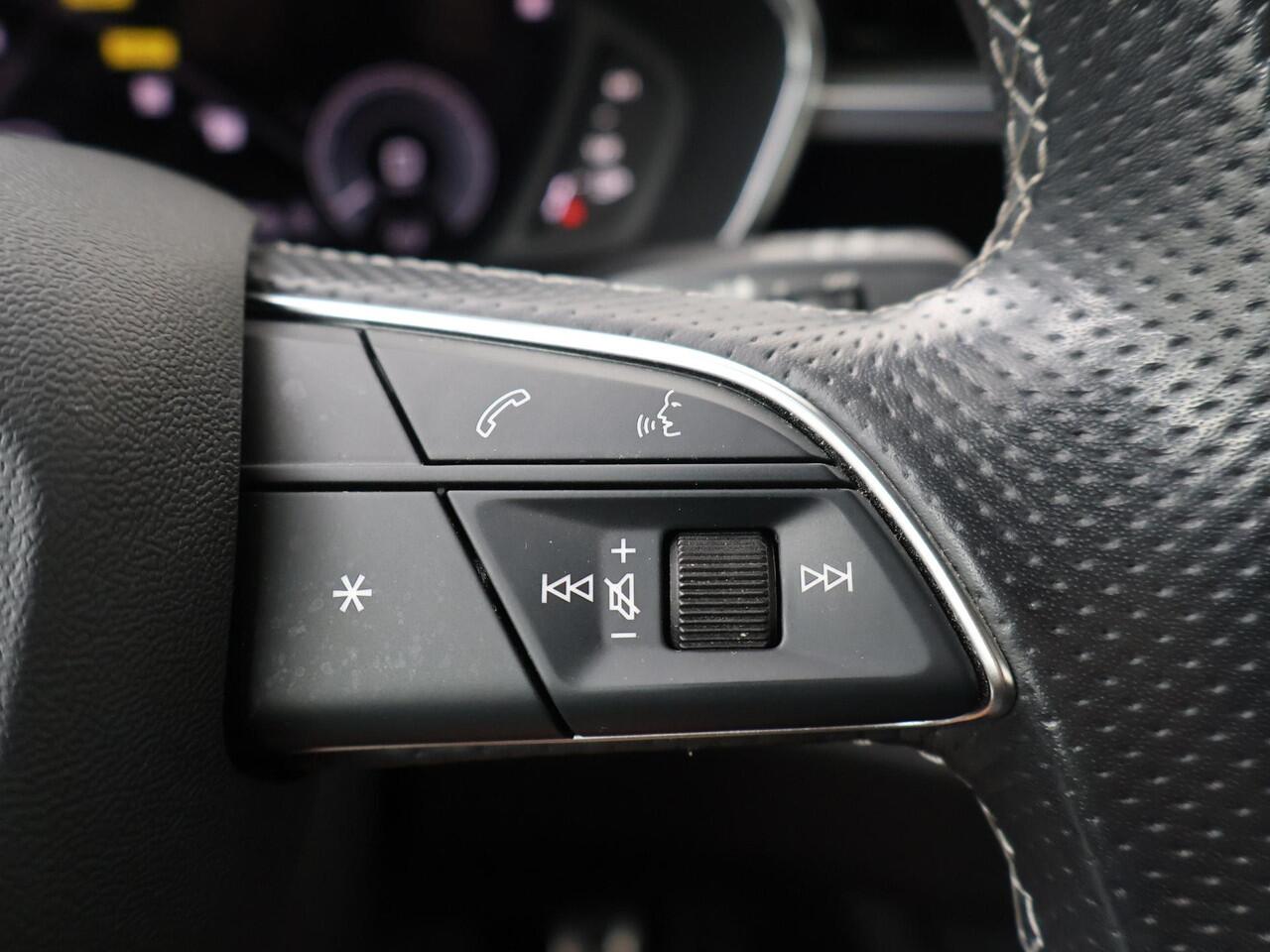 Audi Q3 Sportback 45 TFSI e S Edition | 245 PK | SoH 89% | Trekhaak wegklapbaar | Navigatiesysteem | Achteruitrijcamera | Voorstoelen verwarmd |