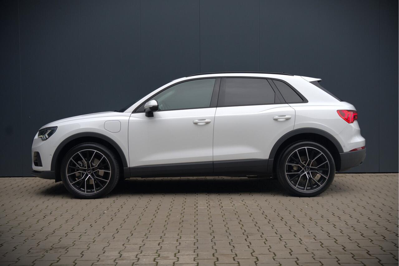 Audi Q3 45 TFSI e Advanced edition | Navigatie | Stoelverwarming | Parkeersensoren | Black Edition | Cruise Control | DAB | Navigatie | Automaat | Digital Dash | LED | Elektrische Achterklep | Dodehoekdetectie