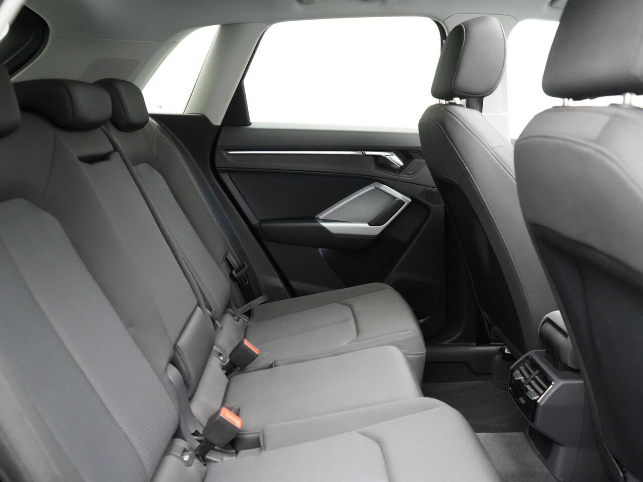 Audi Q3 45 TFSI e S Line Plug In Hybrid 245pk Dealer O.H PHEV | Trekhaak Af Fabriek | Panodak | Adaptive Cruise | Sportstoelen Verwarmd | Apple Carplay | Keyless | Navigatie | Virtual | DAB |