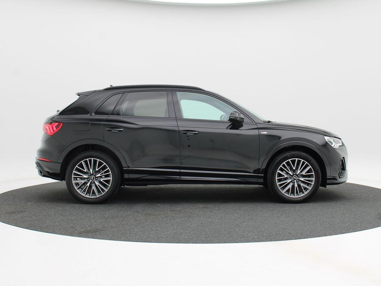 Audi Q3 45 TFSi e 245 Pk Automaat S-Line | Virtual Cockpit | Adaptive Cruise | Camera | Alcantara Leder | Elektrische Achterklep | Privacy Glass | 19 Inch | 45.521 Km