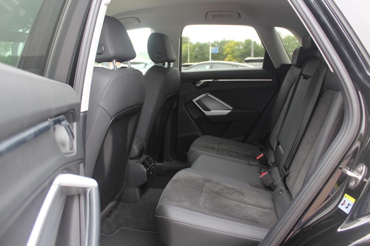 Audi Q3 35 TFSI S edition / Trekhaak / Camera / Leder&Alcantara / 18'' / Navigatie / Dodehoek / Stoelverwarming / Sportonderstel / Virtual Cockpit / Cruise Control