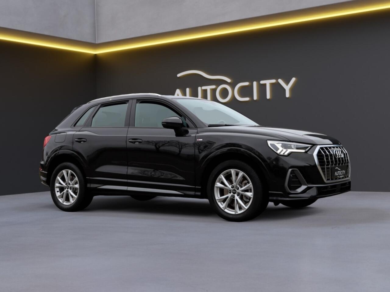 Audi Q3 45 TFSI e S line Virtual l Camera l Sportstoelen