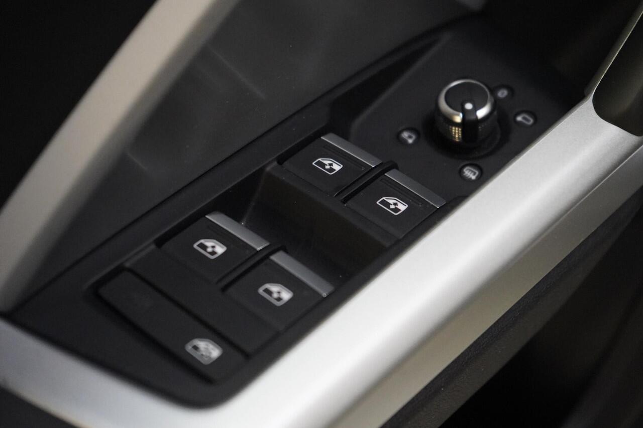 Audi Q3 Sportback 35 TFSI S Edition | Trekhaak | Panoramadak | Apple Carplay | Stoelverwarming | Drive Select