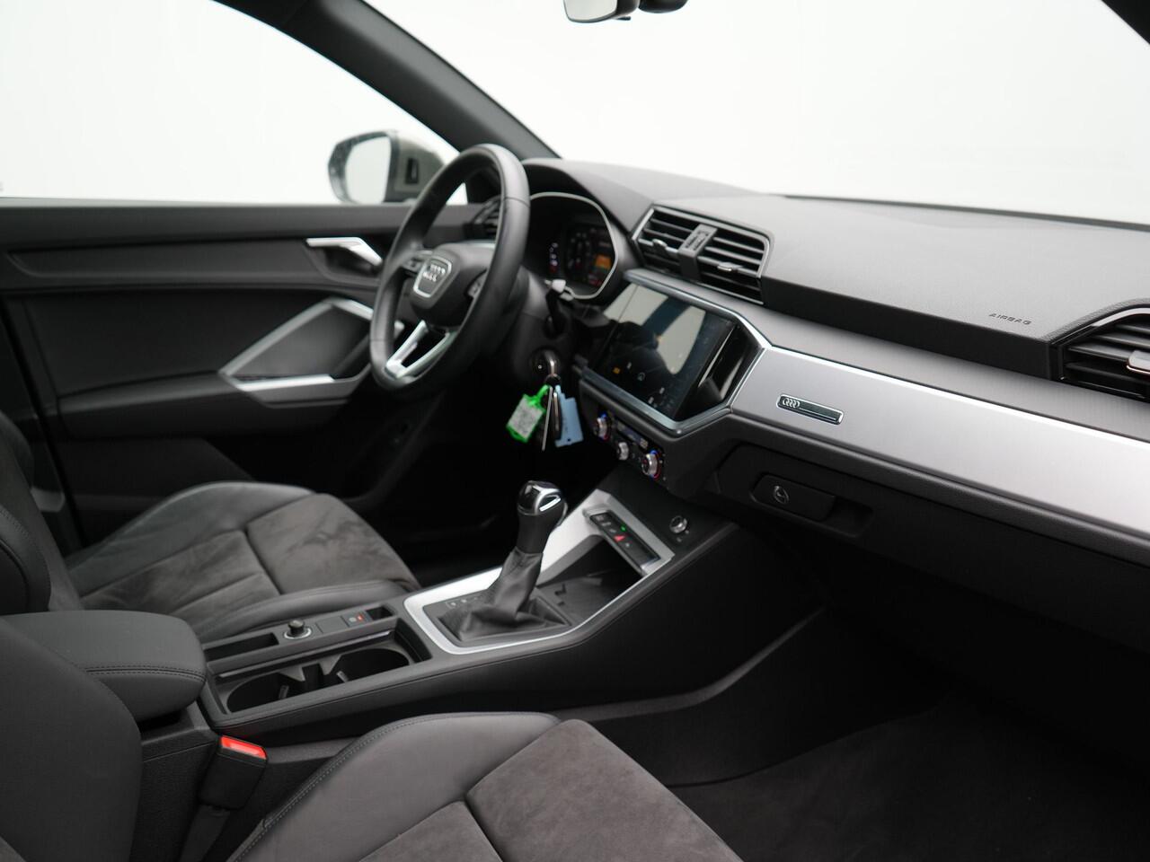 Audi Q3 45 TFSI e edition Plug In Hybrid 245pk Dealer O.H PHEV | Panodak | Camera | Cruise Control | Alcantara Sportstoelen Verwarmd | Navigatie | Virtual | DAB |