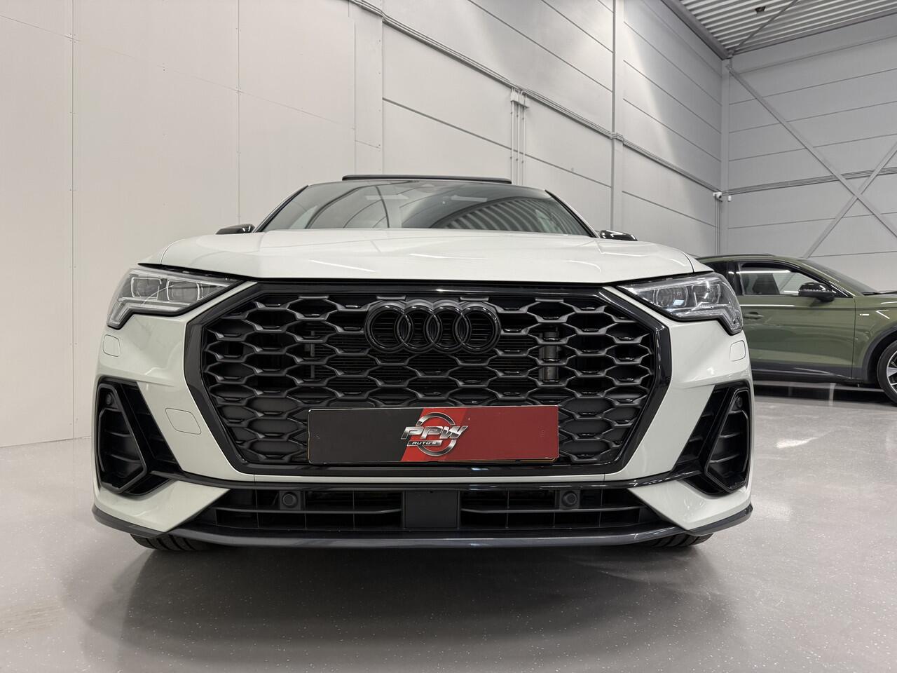 Audi Q3 Sportback 45 TFSI e S-Line 19"BLACK-RS/PANO/B&O/TREKHAAK/VOL-LEER/MATRIX/MEMORY/SFEER/ACC/KEYLESS/ALCANTARA-INTERIEURDELEN/PRIVACY/BLACK-OPTIC/TAUSILBER/VOLLEDIG AUDI DEALER HISTORIE