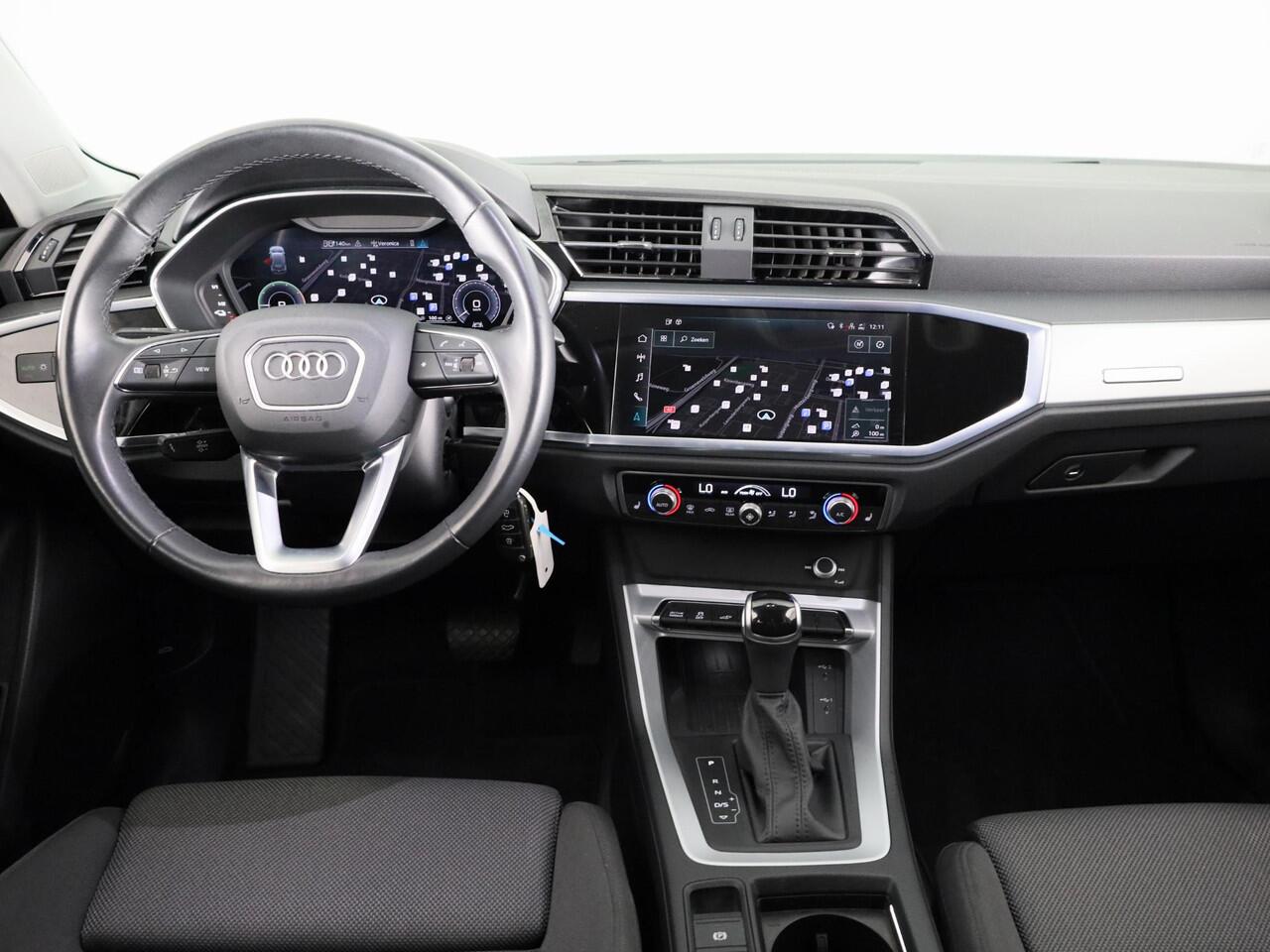 Audi Q3 45 TFSI e Business Edition 245 pk S-tronic | Navigatie | Elektr. trekhaak | Parkeersensoren | Achteruitrijcamera | LED koplampen | Stoelverwarming |