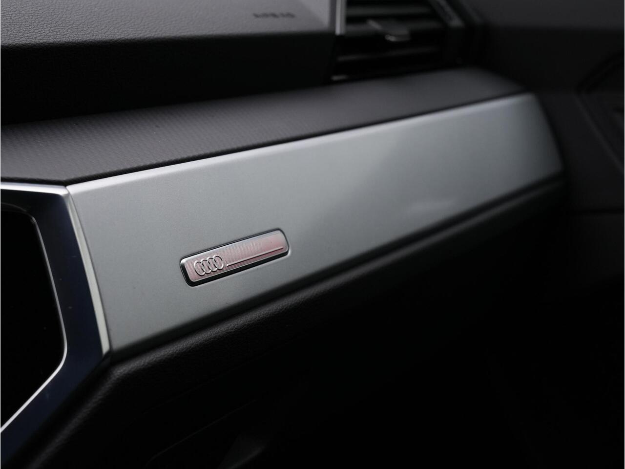 Audi Q3 Sportback 35 TFSI 150 pk S-tronic S-Line | Stoelverwarming | Navigatie | Parkeersensoren voor/achter