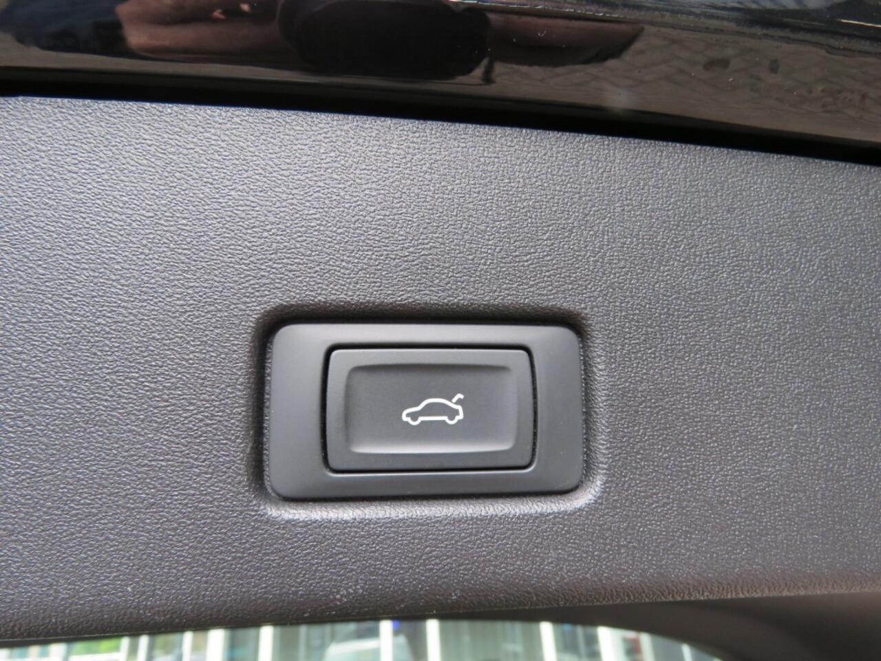 Audi Q4 35 LAUNCH ED. 55 KWH / 19 Inch / Stoelverw. / Elec. klep / BOVAG garantie