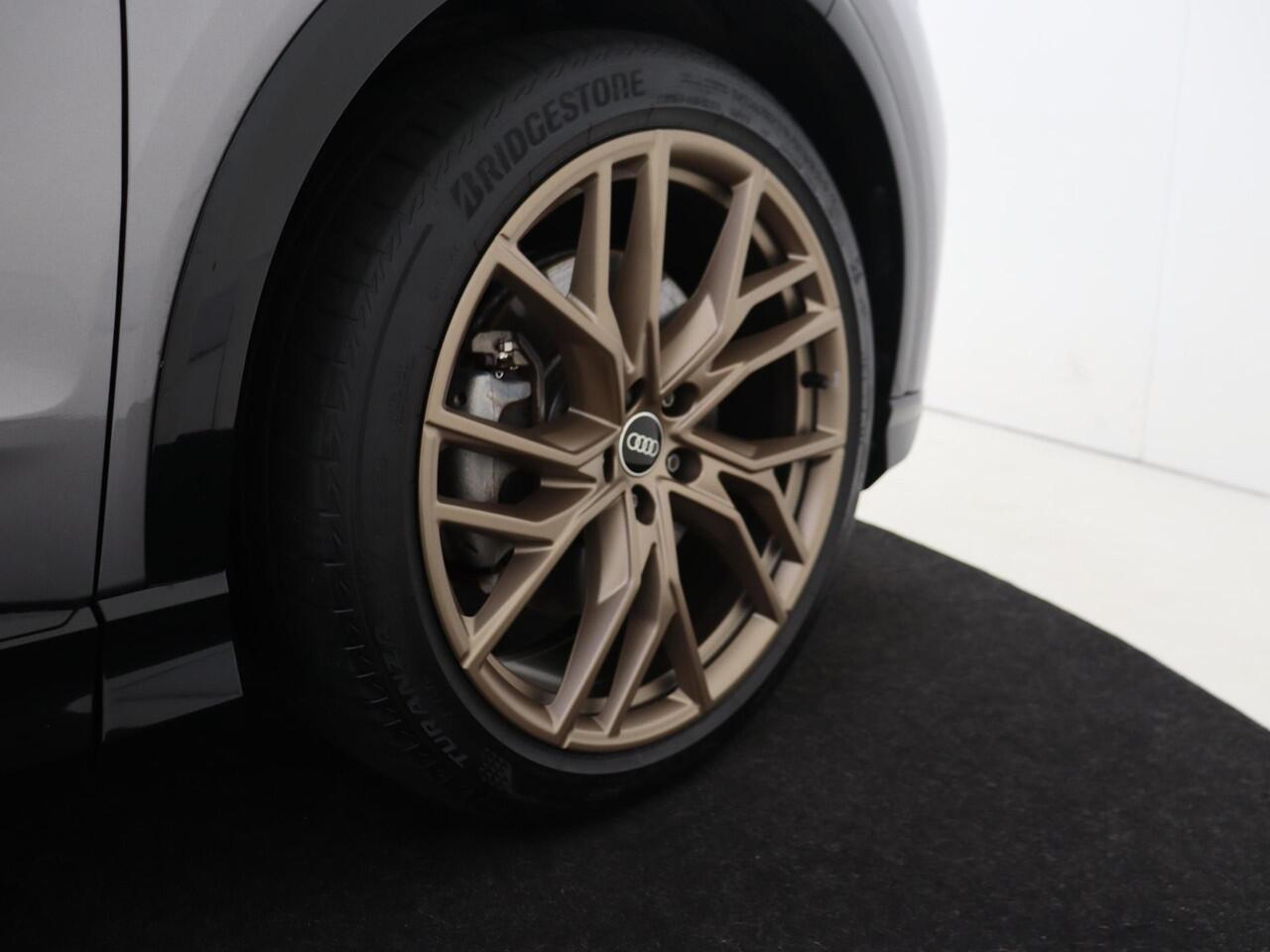 Audi Q4 Sportback e-tron 40 S edition 77 kWh | Panoramadak | Head-up display | SONOS audio | Keyless | Stoelverwarming | Lederen bekleding | Dodehoek detectie | Achteruitrijcamera | Adaptieve cruise control |