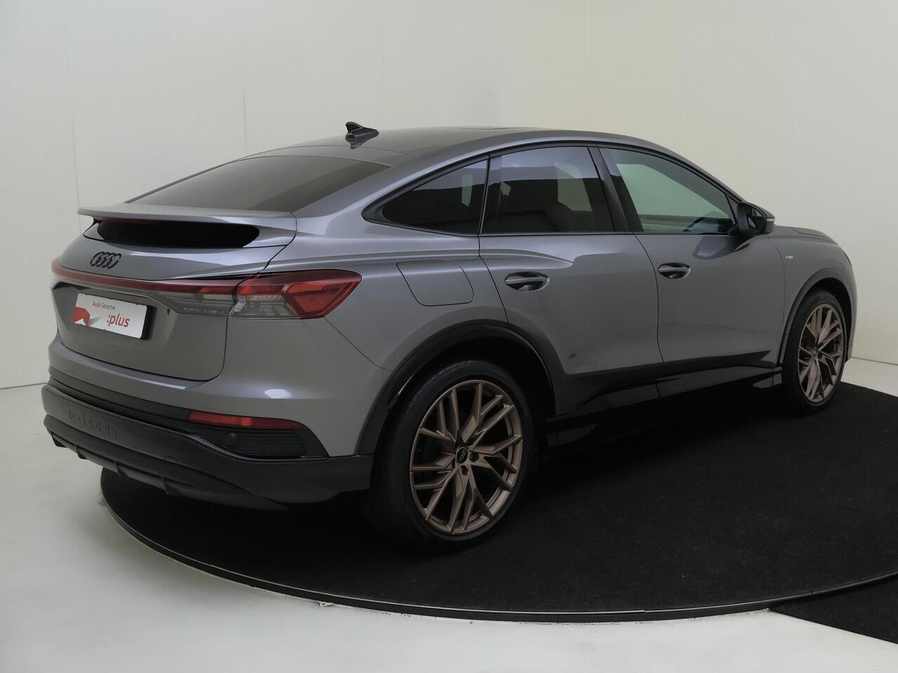 Audi Q4 Sportback e-tron 40 S edition 77 kWh | Panoramadak | Head-up display | SONOS audio | Keyless | Stoelverwarming | Lederen bekleding | Dodehoek detectie | Achteruitrijcamera | Adaptieve cruise control |